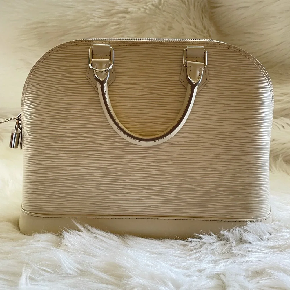 Louis Vuitton Alma Handbag in Cream